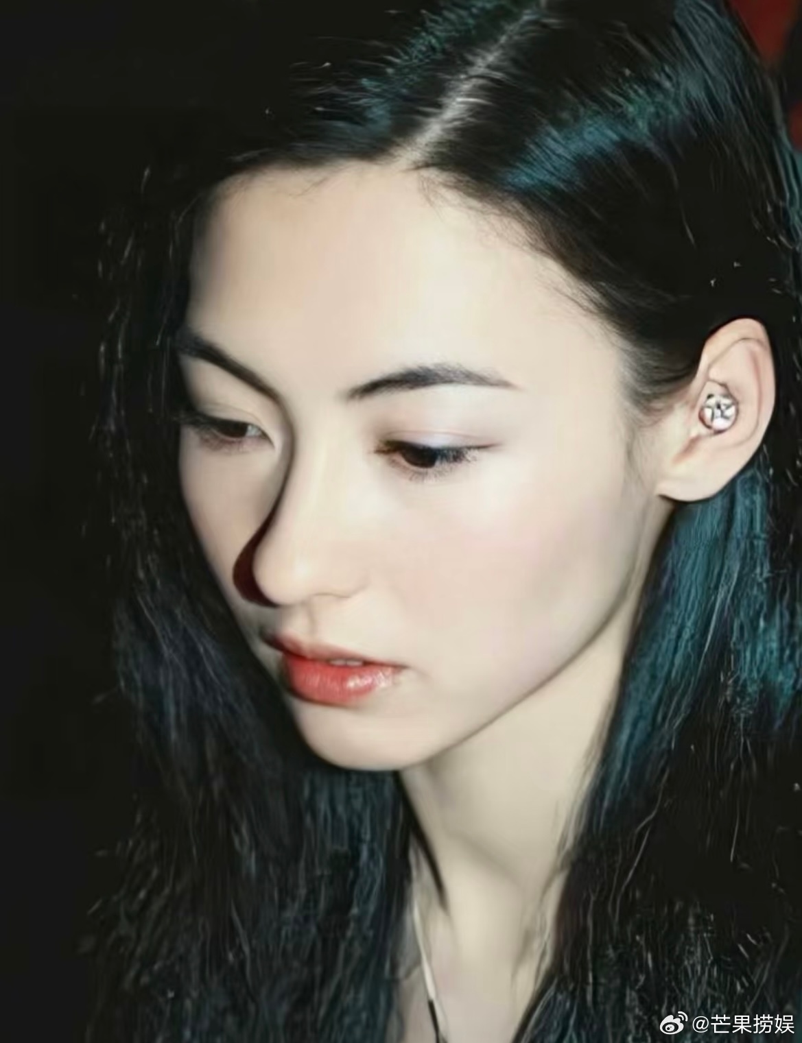 张柏芝铺垃圾袋睡觉天呐！早上刚睡醒素颜就美成这样了但是姐姐在外还是要照顾好自己！