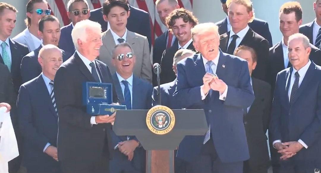 ‼️MLB冠军赠送一枚令人惊叹的荣誉洛杉矶道奇队冠军戒指和一件“TRUMP 47