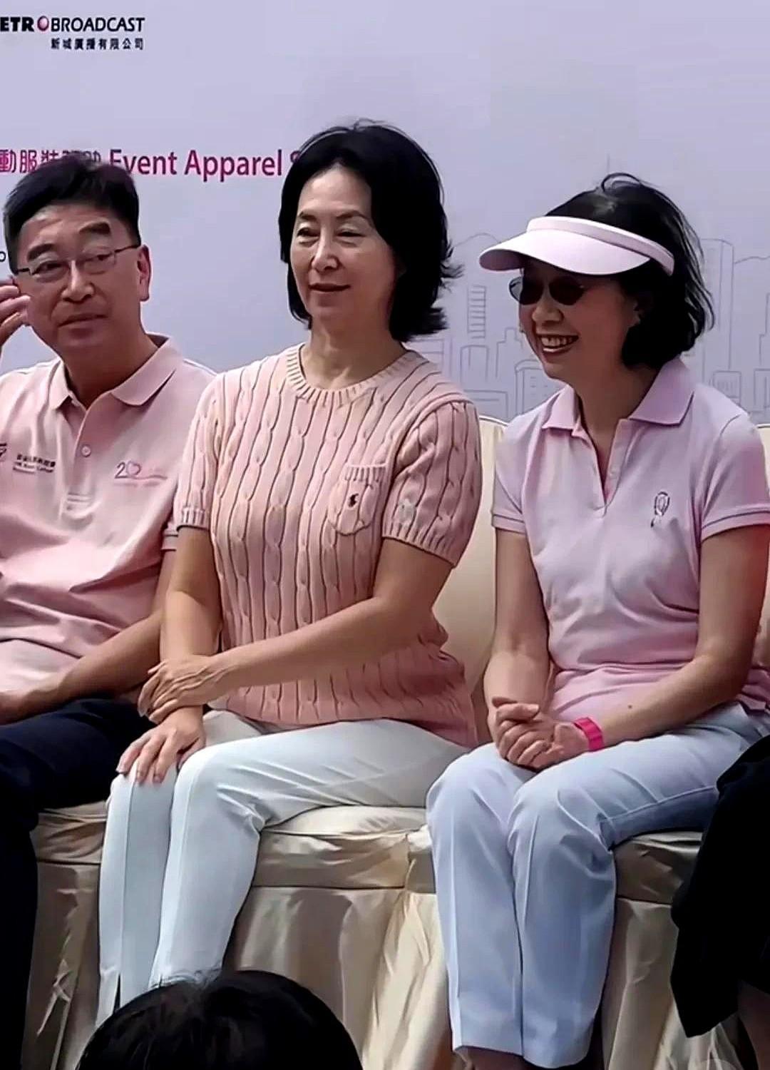 她坐那儿，不像在开会，像在站军姿。
不是硬撑，是骨头里长出来的规矩。
6岁学端坐