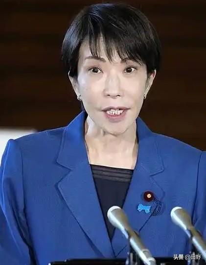 近日，日本首相高市早苗在防卫大学毕业典礼上的强硬发言，再度引发国内外高度关注。她