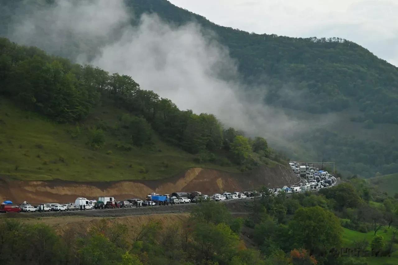 造孽呐！纳卡地区的大批亚美尼亚人离开。在山区的道路上排起了长长的队伍，一眼望不到