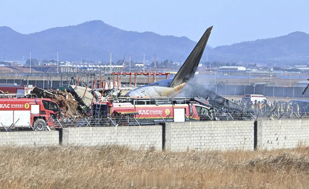 韩国客机起火  济州航空 2216 航班韩国务安机场降落时起火坠毁现场。机尾翻到