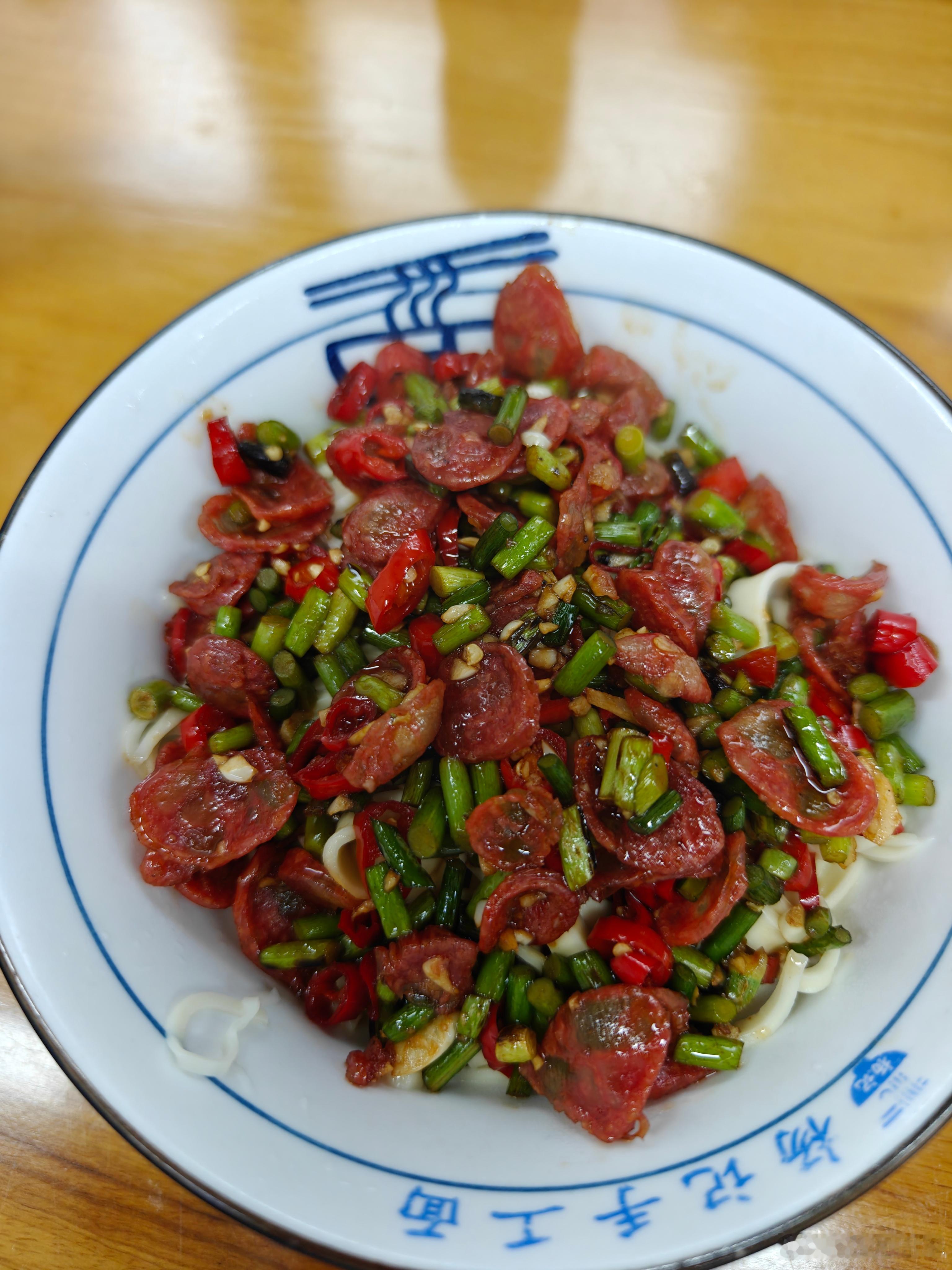 湖南人民真幸福，随便在路边找个店，就能吃到这种品质的东西，这一碗唐人神香肠炒蒜薹