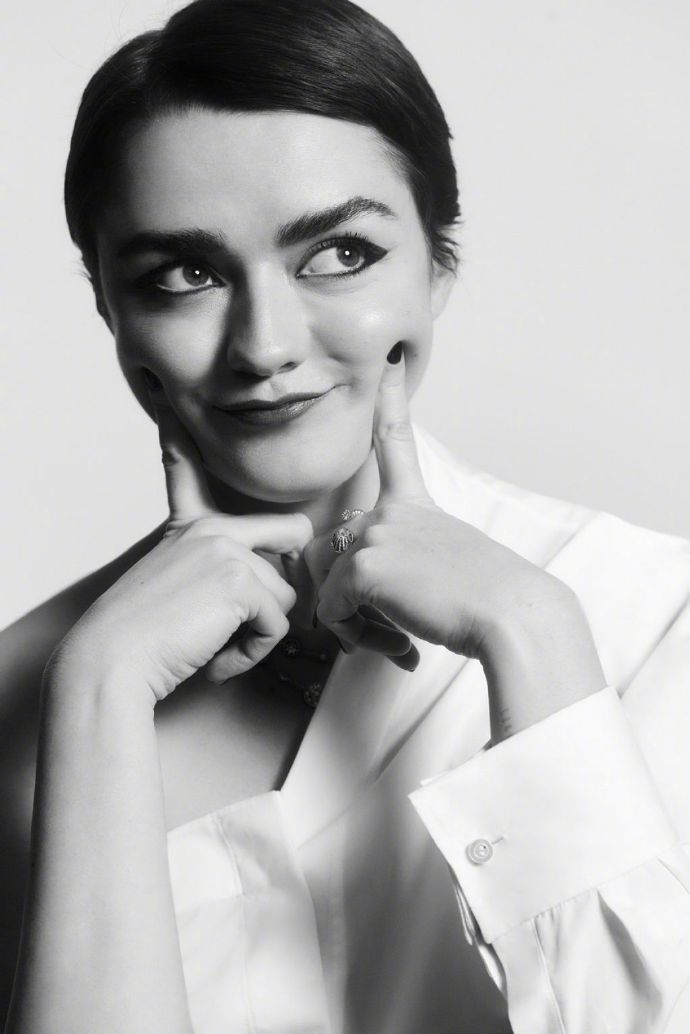 二丫Maisie Williams 登上《 Harper’s Bazaar》英国