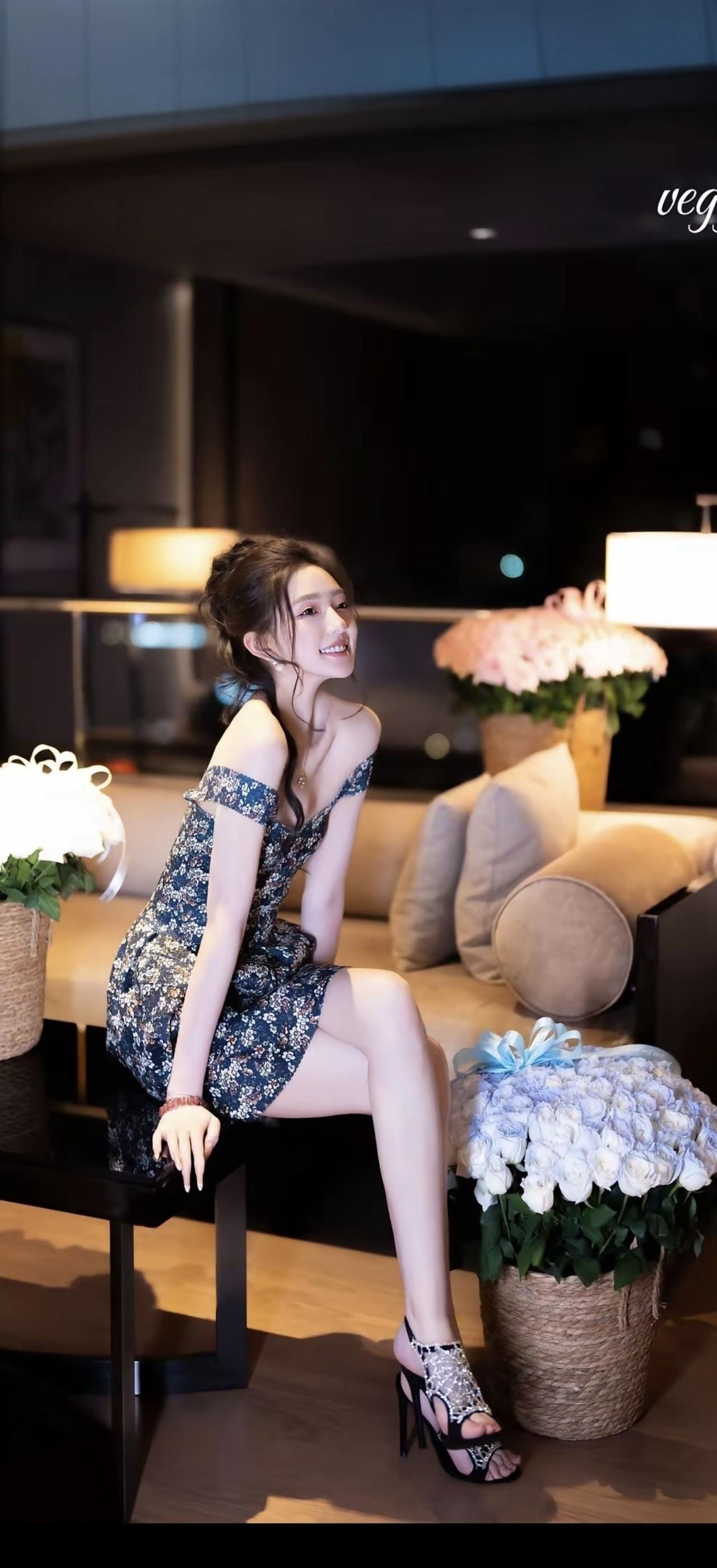 花影摇曳间，笑语盈盈处。
