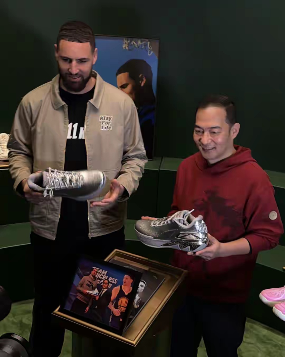 克莱汤普森刚刚在纽约跟安踏签署了一份终身合作协议，不管是继续打球还是退役之后，他