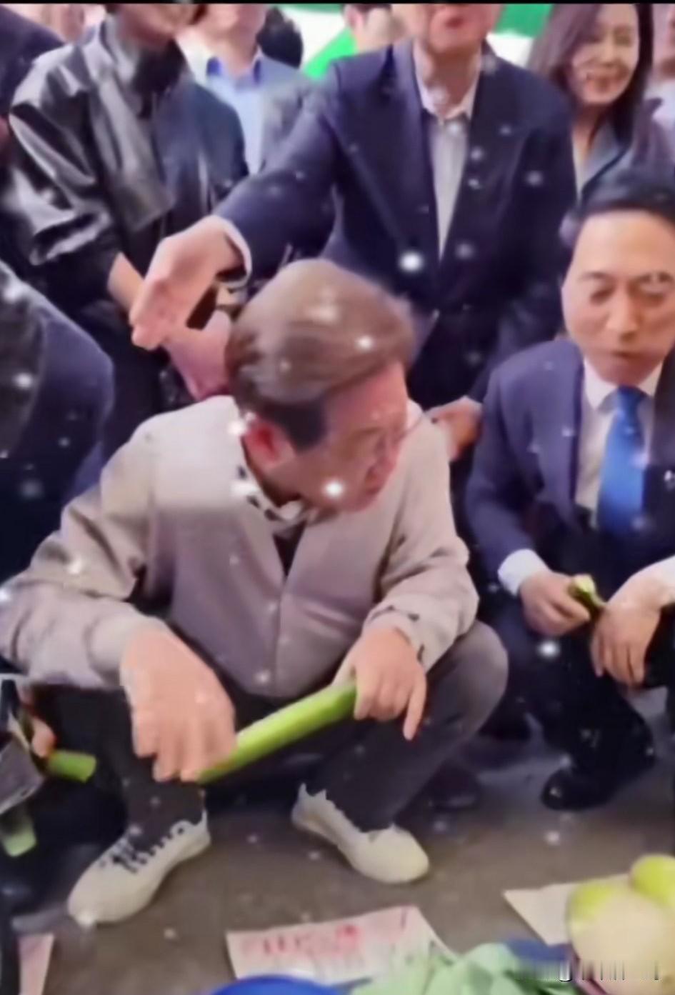 李在明到了地摊，拿起黄瓜，擦吧擦吧就开口吃了，这黄瓜擦吧擦边就吃，太接地气了。在