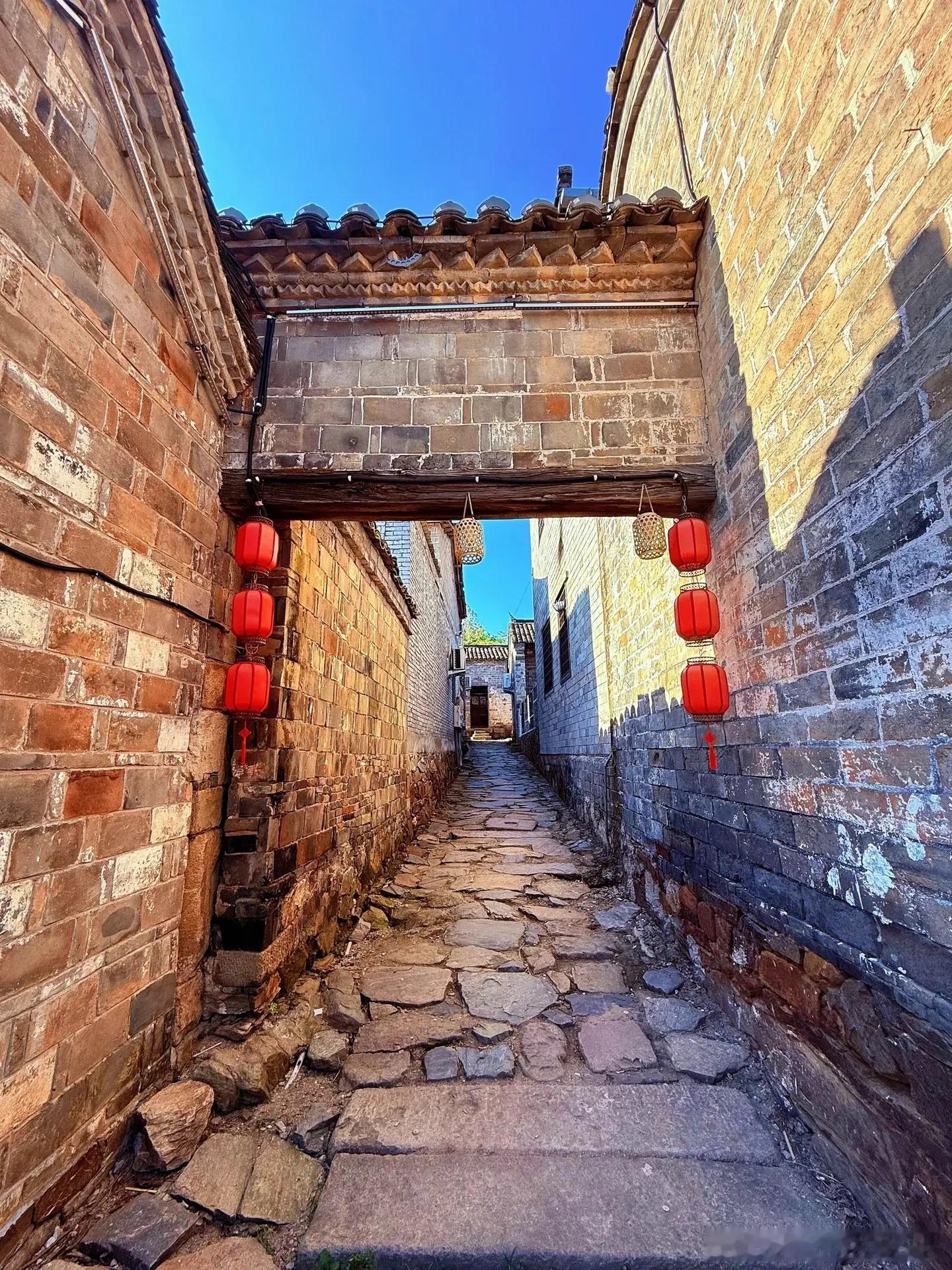 风掠过信阳西河古村的角落，终于迎来一个不必备考、没有工作压力的平静秋天。阳光把梧