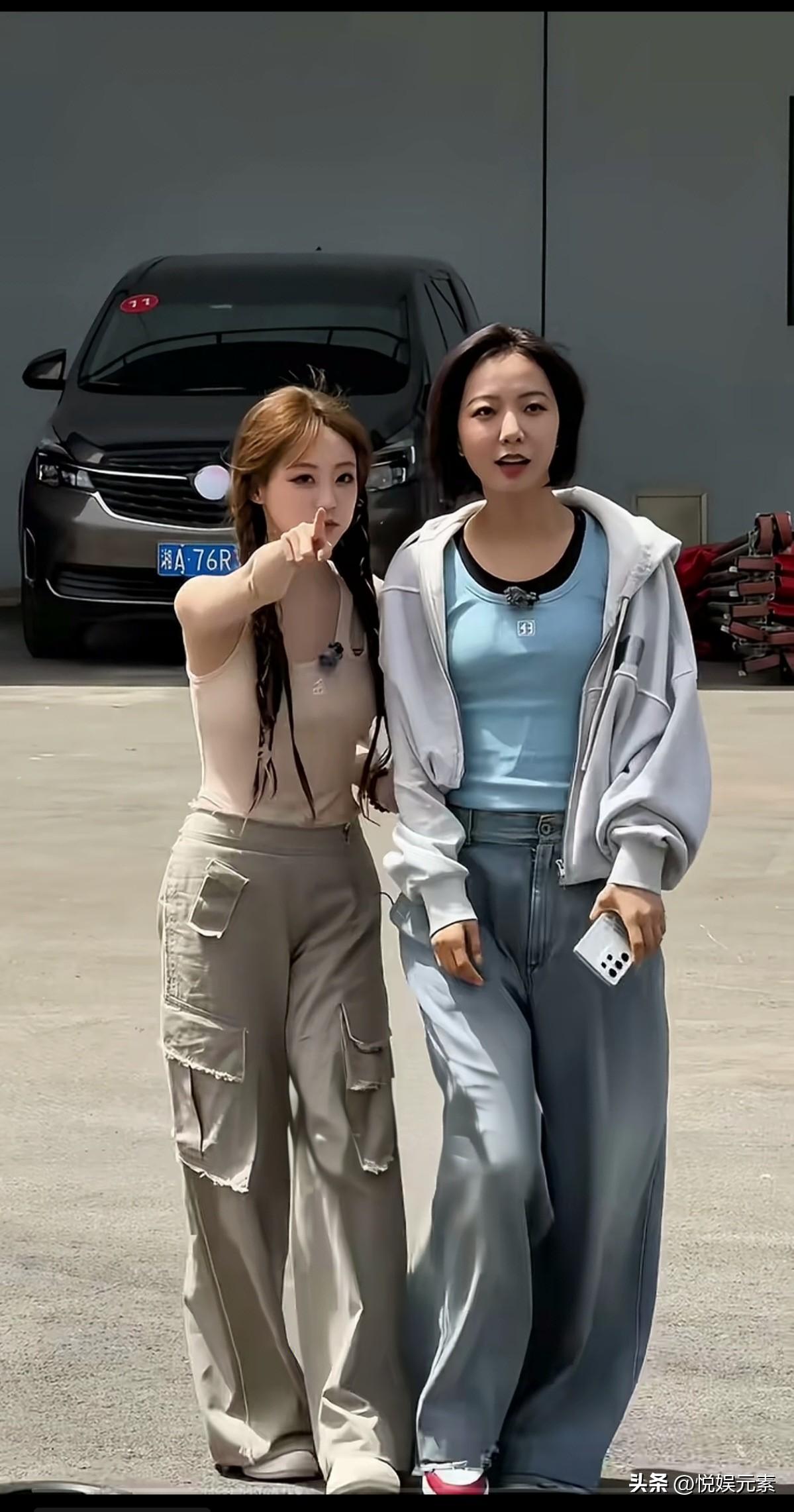 王珞丹已经很漂亮了，
她身边的美女也很出色，
可惜不认识，她是谁啊？