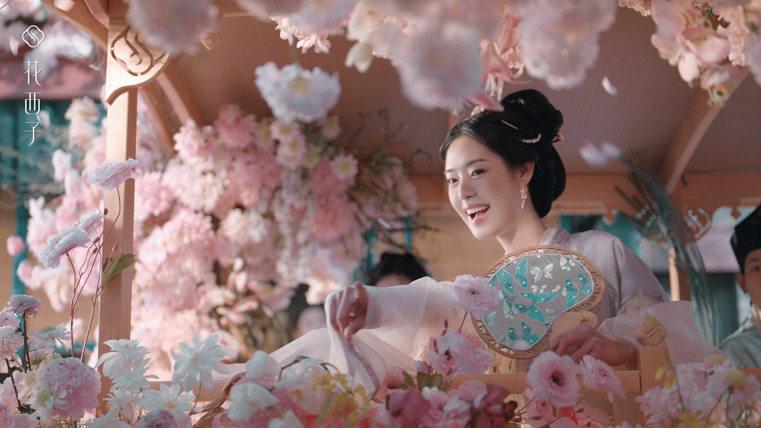 🌸救命！花西子也太会玩春日营销了 👏 「耍花朝」TVC 创意直接戳中年轻人的