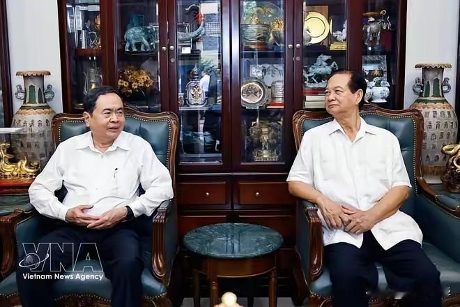 在越南，陈青敏前往前任总理阮晋勇住处请益及拜访。