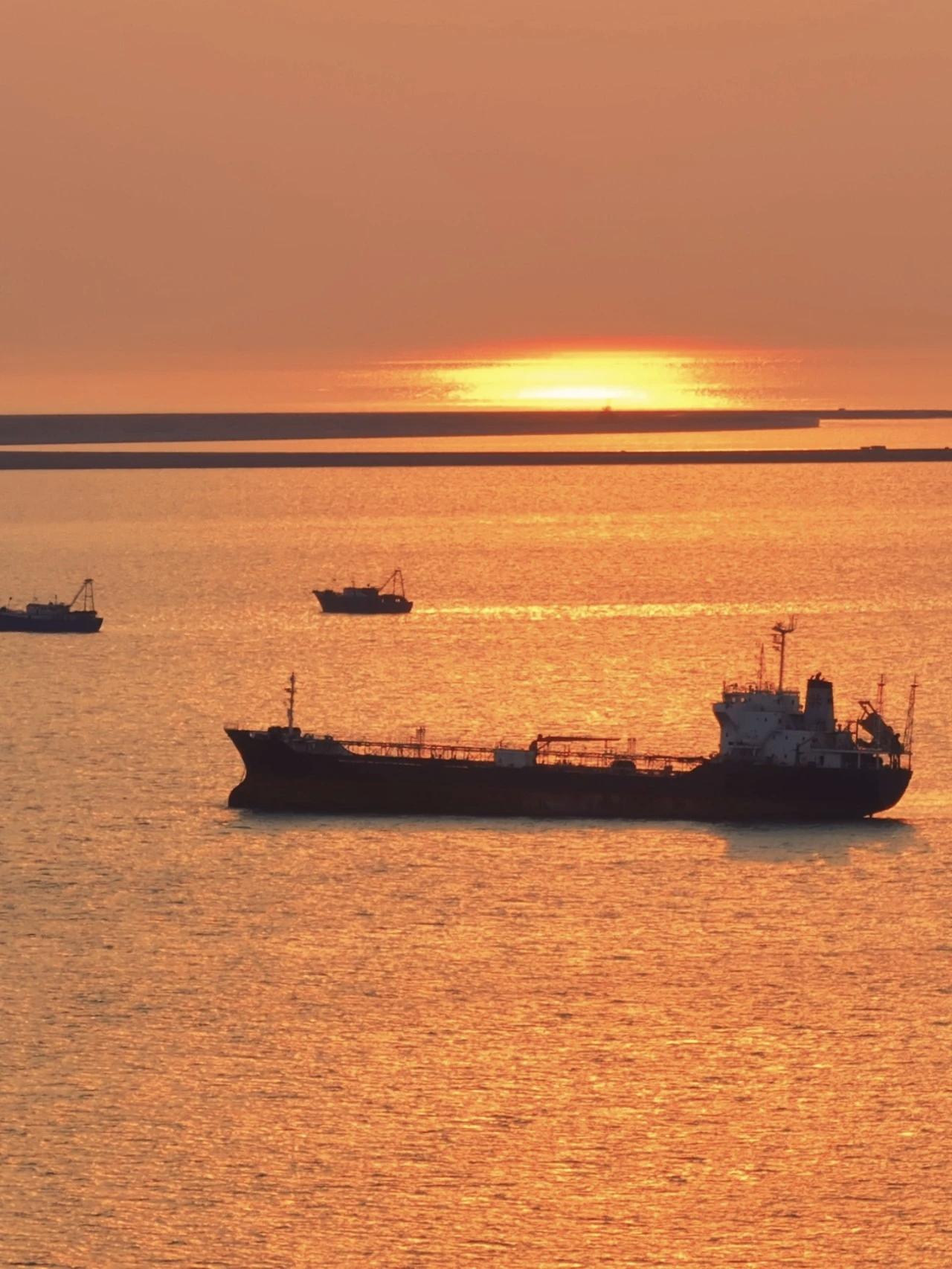 【一辈子就活一次，可有，可无，可去，可留，不问，不闹，不想，不等，不期待，你慢慢