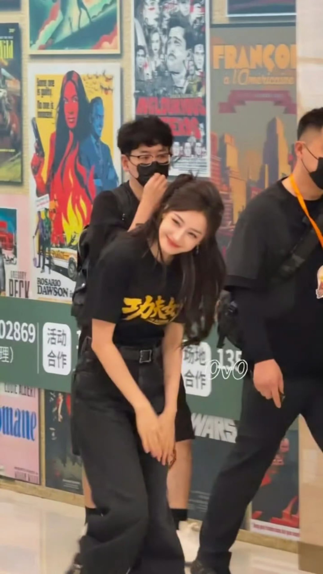 迪丽热巴这个甜甜的鞠躬杭州路演现场，迪丽热巴弯腰甜笑鞠躬的画面温暖动人。影片《功