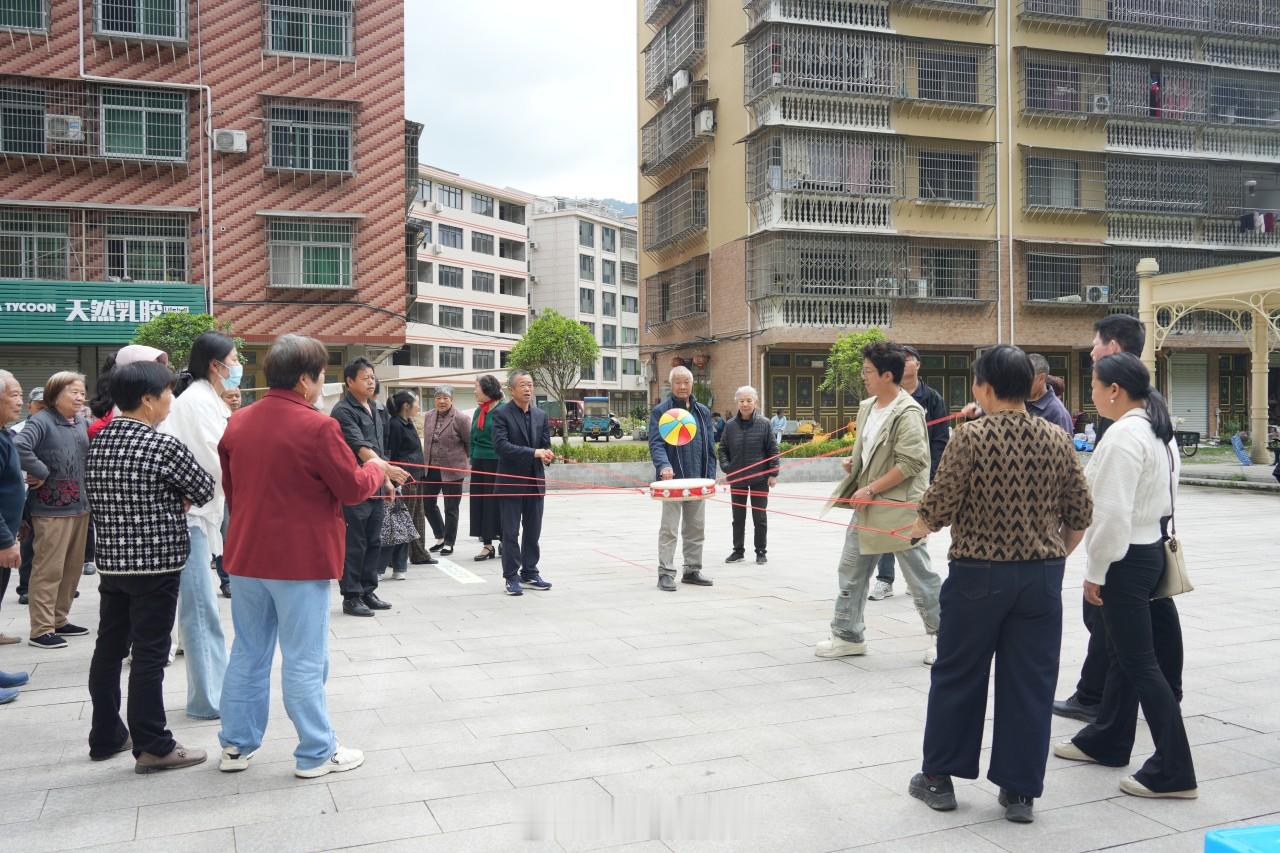 丽水青田村赛趣味开玩绘就乡村振兴新图景 近日，一场以“稻鱼映七彩·侨心聚仁庄”为
