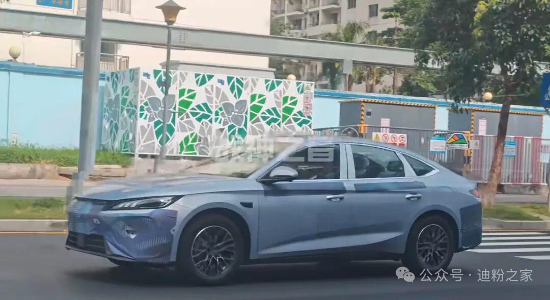 比亚迪第三代秦PLUS路试谍照在深圳比亚迪附近被拍到，仅车头和车门带有局部伪装，