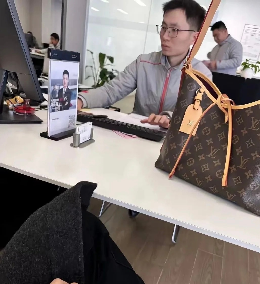 事实证明！某些男人找不到老婆不是没道理的，坐这半天都不带瞄一眼的...... 