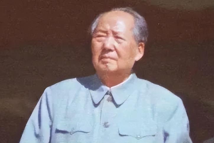 1976年，毛主席最后一次观看电影。然而镜头才闪过没多久，他就掩面大哭起来，哭声