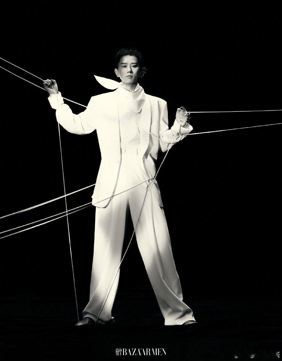 张杰现身央视春晚彩排 年味渐浓，张杰现身春晚彩排！黑色羽绒服造型沉稳，祝彩排顺利