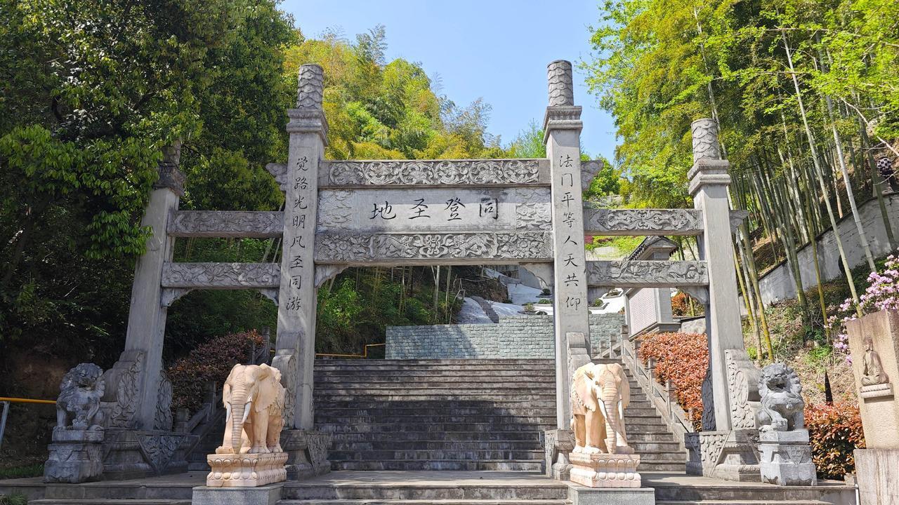 来过莫干山很多次，偏爱热闹山野秘境，却偏偏错过了藏在高峰村落里的高峰禅寺。避开人