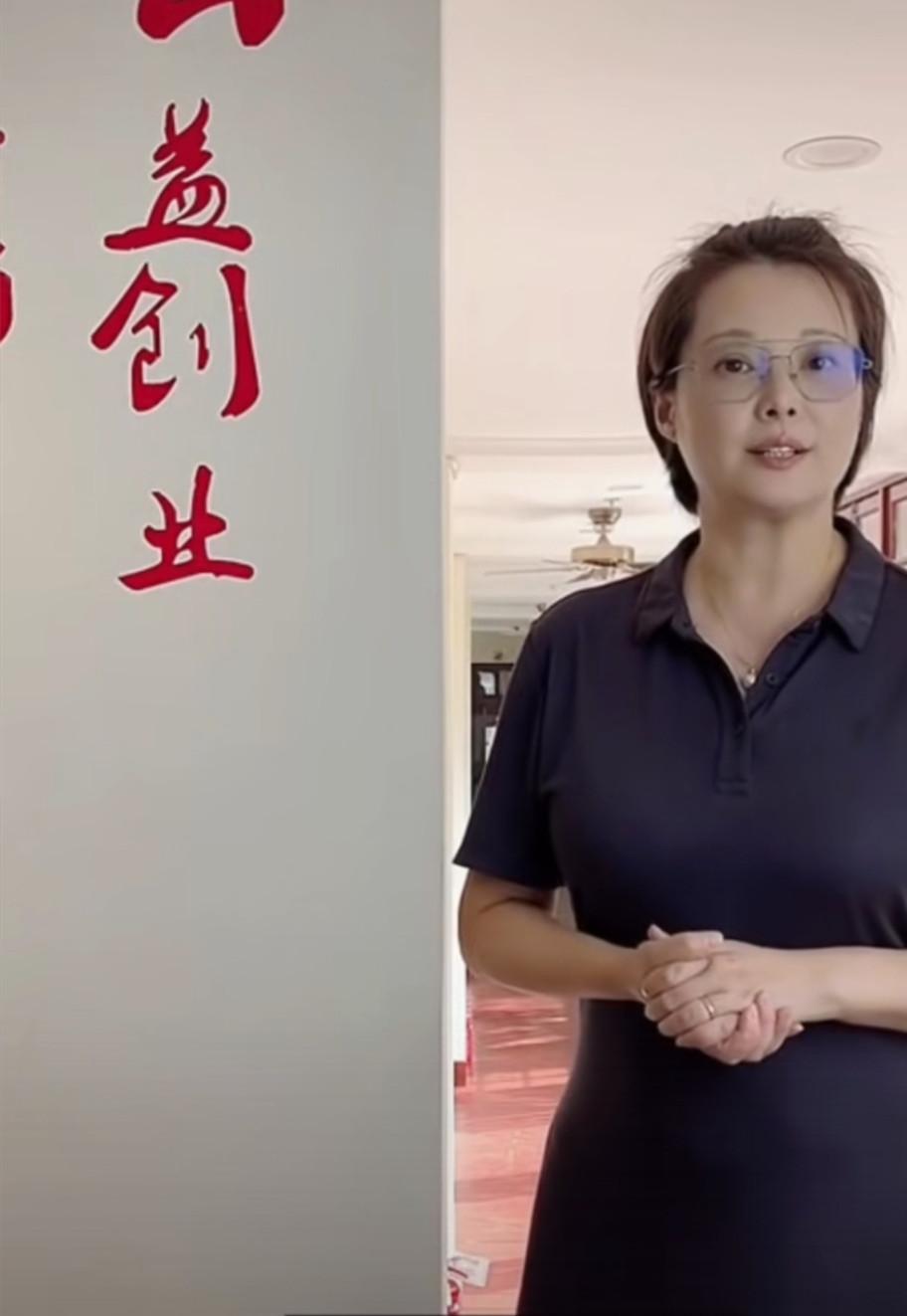 53 岁袁立太通透！布衣素面藏风骨
“删繁就简三秋树”，用来形容袁立再合适不过。
