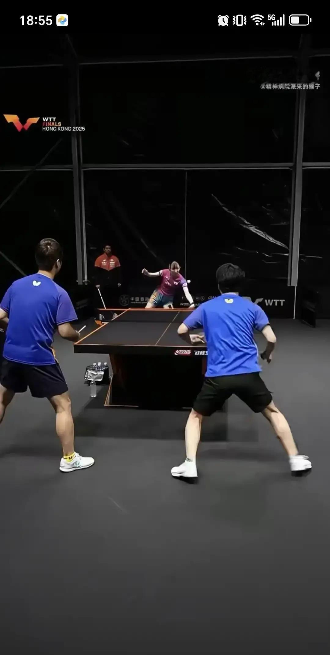 WTT香港总决赛首轮，早田希娜对上蒯曼。
 
赛前她找俩男队员陪练，自信得不行。
