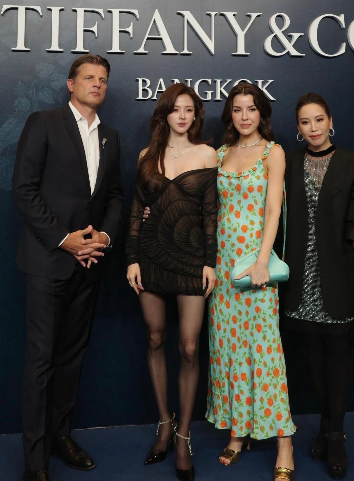 baifern baifern 小水参加活动今天是冷艳女明星 ​​​