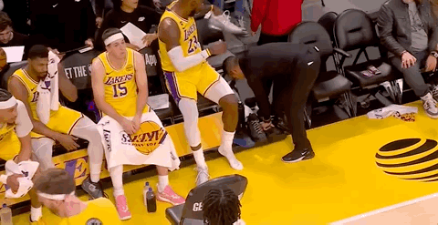 詹姆斯在第一节比赛，已经换了3次鞋。勇士vs湖人