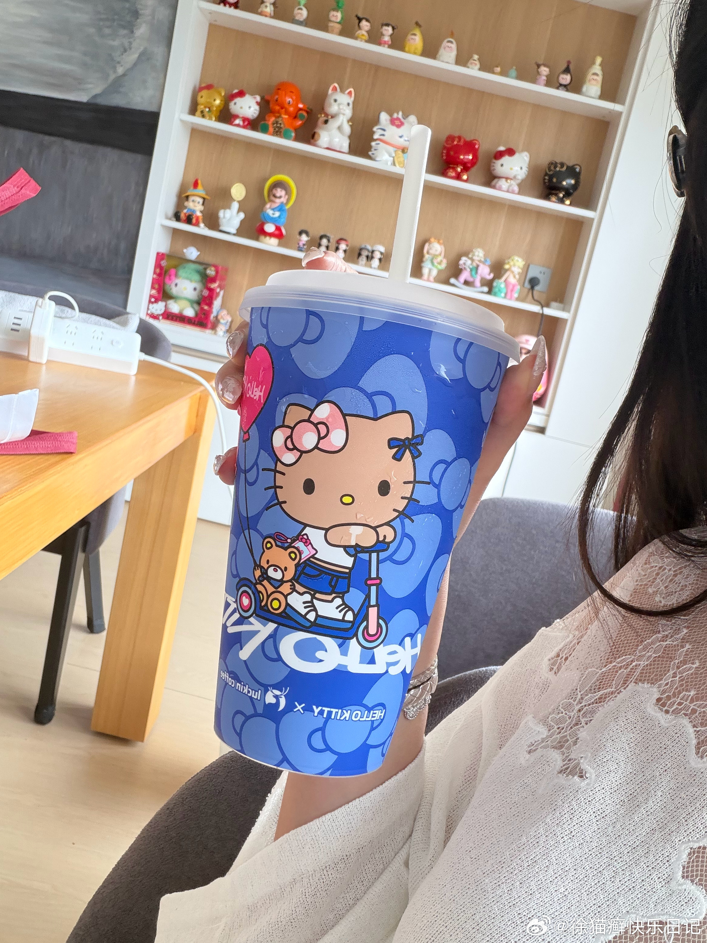 好可爱啊这个包装～～～晕倒～～～～喝也好喝！！就是比茉莉奶白的苹果味淡点