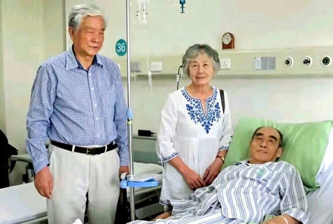 张玉凤夫妇看望病重时的庄则栋一幕。