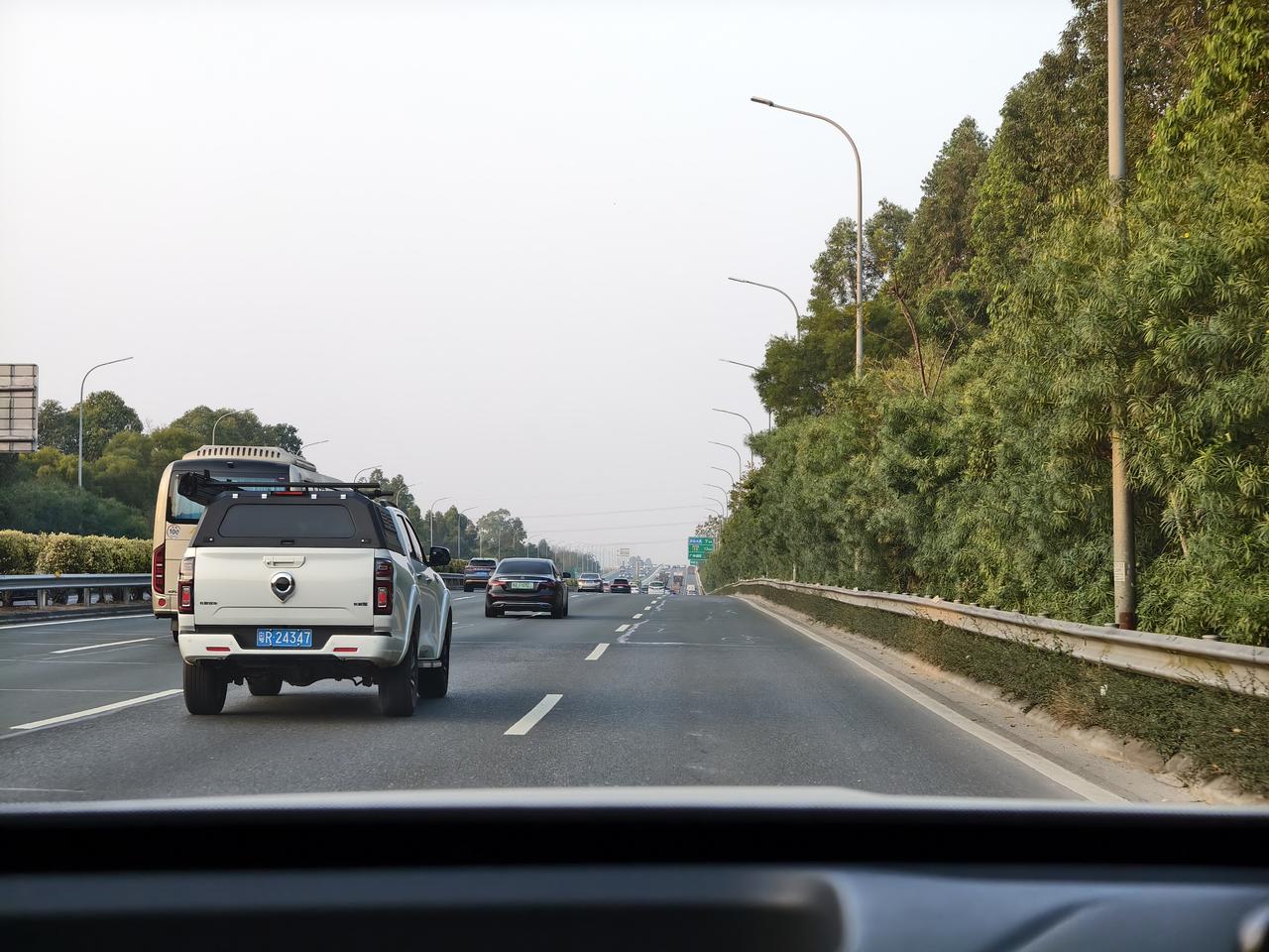 广州的南沙港快速很魔幻
我十多年前第一次跑南沙港开始
最右侧车道就已经是「快车道