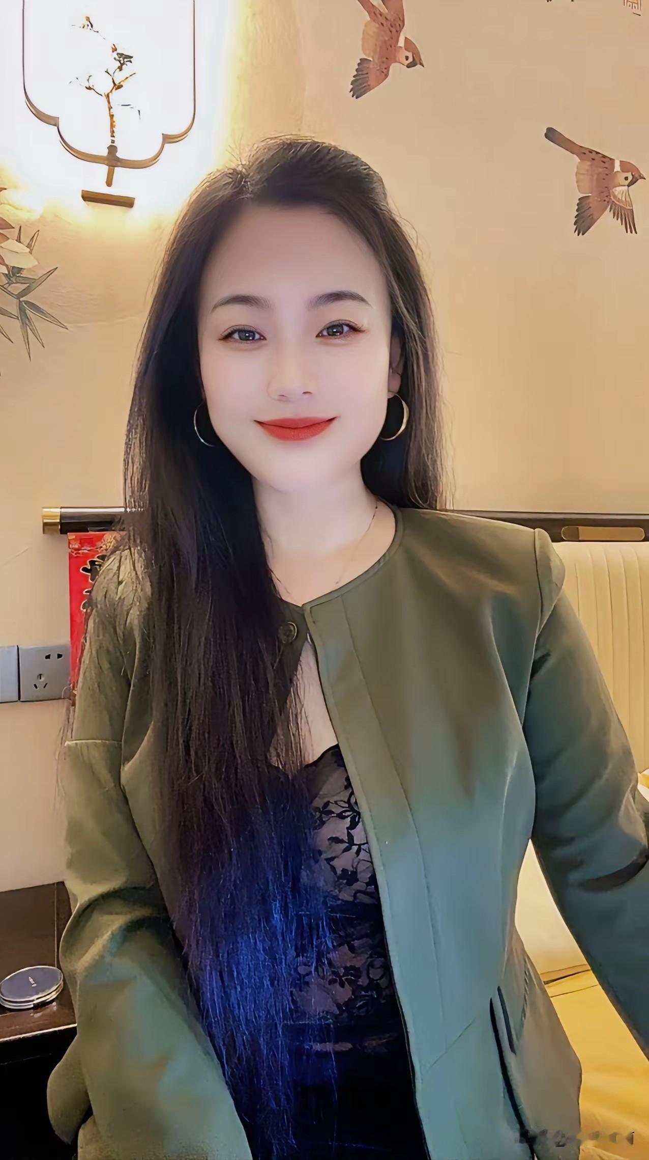 优雅气质穿搭，绿色西装外套搭配蕾丝内搭，自信微笑，魅力无限！💄👗💃