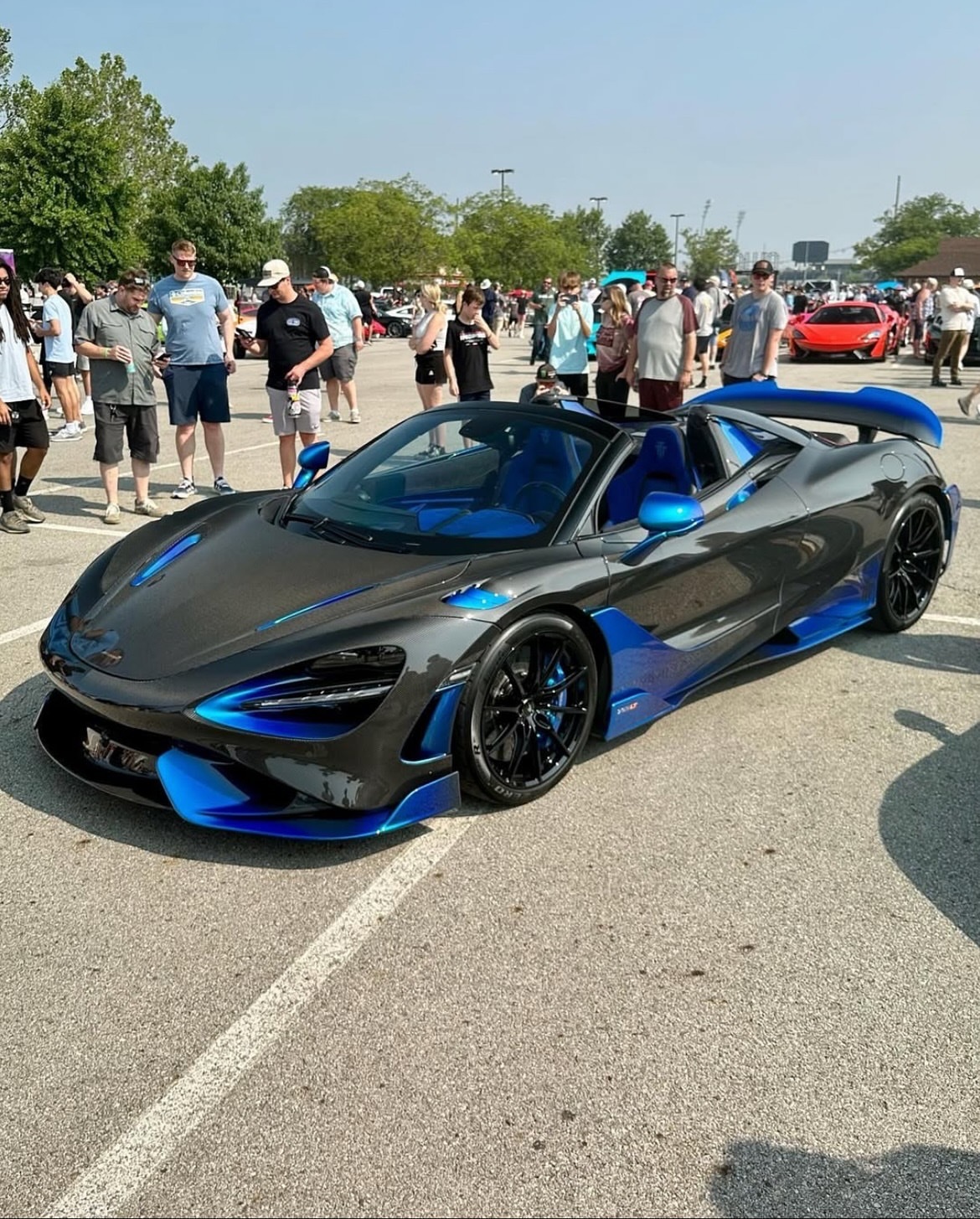 这辆定制版的McLaren 765LT Spider，凭借光泽碳纤维表面和由科里