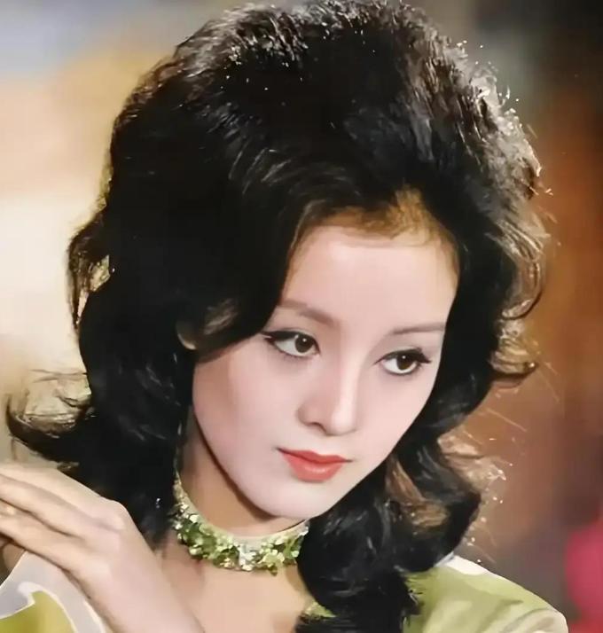 香港豪门圈里，有一个名字让所有第三者闻之色变。她让人畏惧的原因并非手腕狠辣，而是