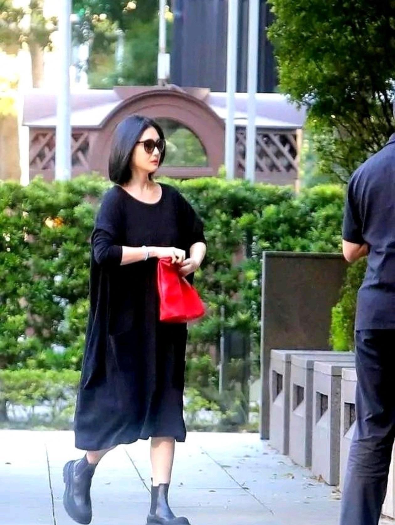 剪短长发，素颜亮相！
大S产后首秀，这招“致命反差”，让她赢麻了。
她不躲不藏，