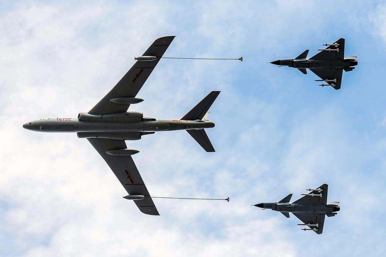 三十二年前的今天，我军歼8改空中受油机试飞员常庆贤，轰油6加油机试飞员申长生，两