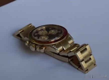 柳州铁路帮乘客，
找回价值80万金手表，
很多网友觉得这事是假的，
主要是因为，