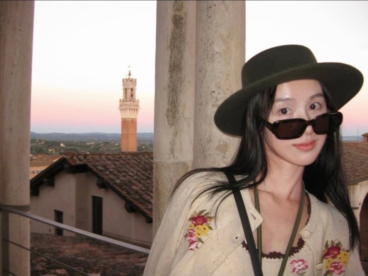 不用睹兔思嘟了，你们的嘟来了这个陈都灵悄悄在ins出现[期待] ​​​