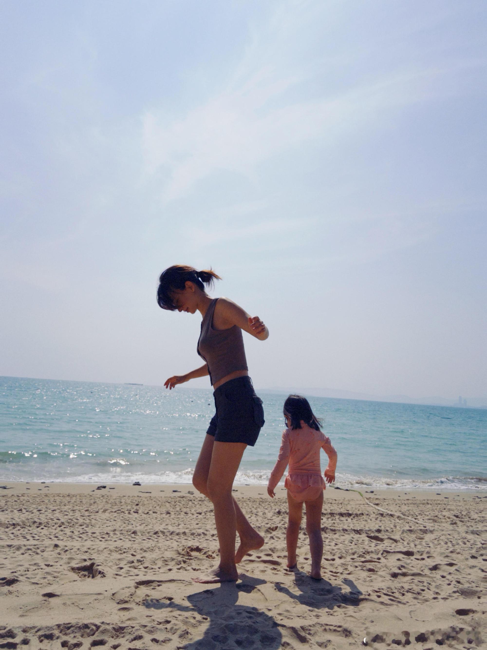 两位都是情绪稳定，性格特别好，经济独立的人，很适合多生几个孩子。只是两人认识较晚