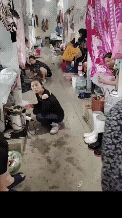 这就是低层打工人的生活吧，一间宿舍几十对夫妻共用，一对夫妻一张床铺，洗衣、做饭，