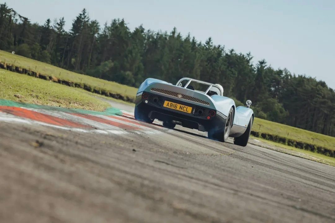 车市热门 Nichols N1A，700马力，V8，敞篷，不到900公斤 