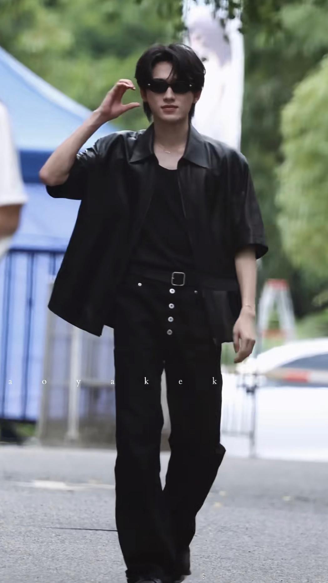 这裤子的扣子是用来挡追追的吗 