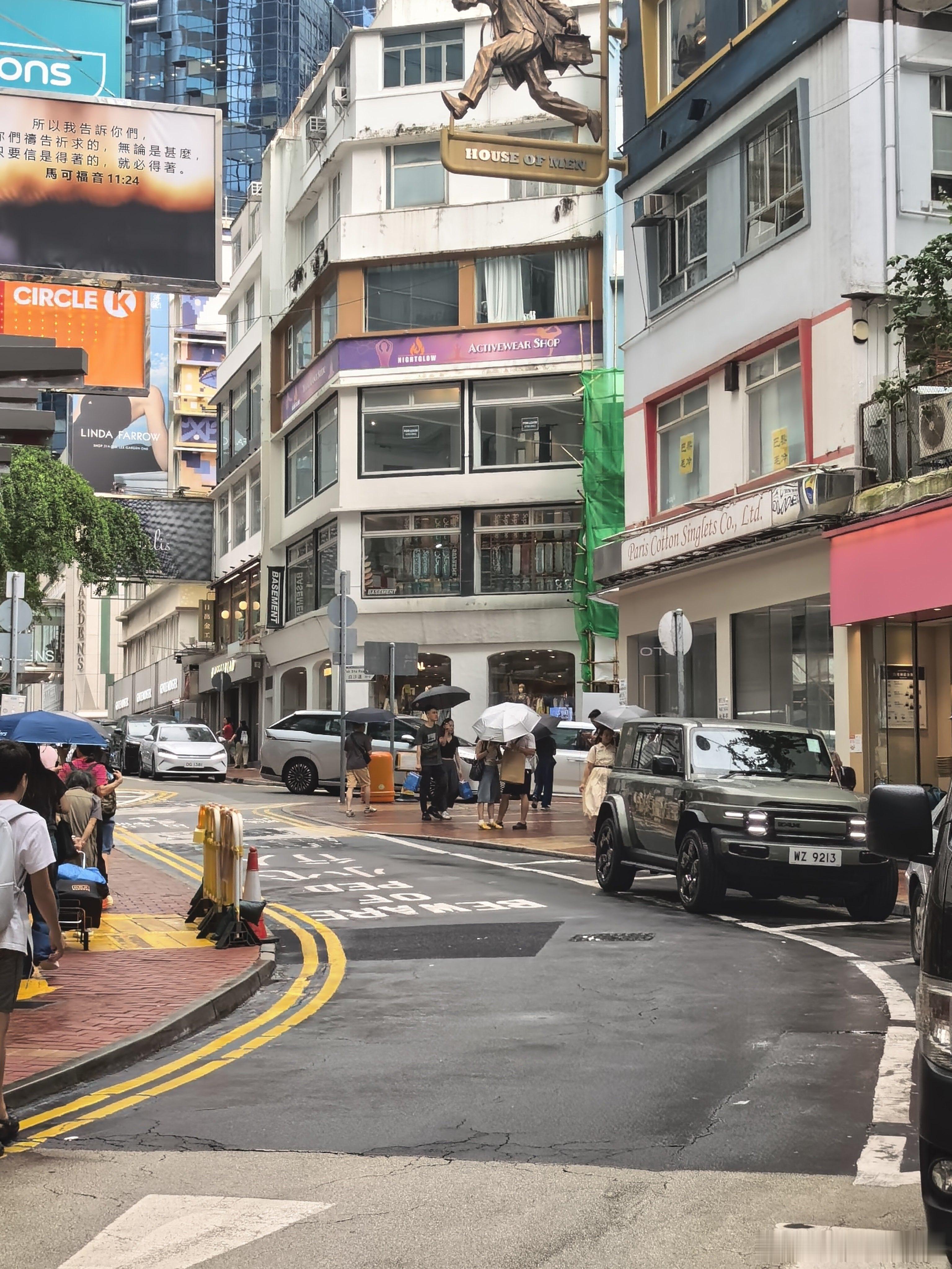 一个路口，能看到4台国产电车…… 香港