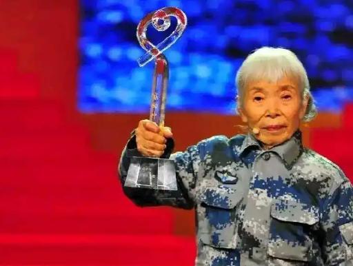 中国首位女空降兵马旭，晚年居住在一套破旧的平房里，然而令人敬佩的是，她将自己积攒