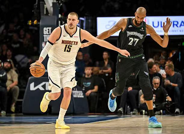 现在的舆论真的是离谱。掘金这轮系列赛到目前为止打得臭，G2和G3都被森林狼精准拿