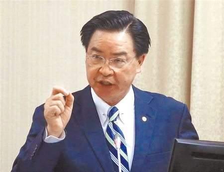 吴钊燮说，中国发射巨浪2飞越菲律宾，破坏区域稳定，是街区霸凌者，真是无脑！中国要