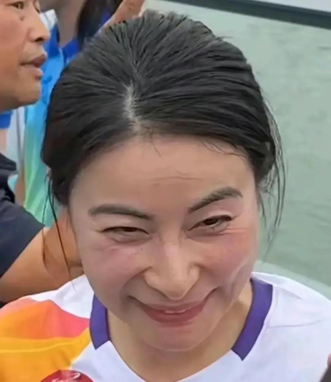 郭晶晶真是自信又美丽的女人，亚运会的时候素颜亮相，整个人也闪着光芒！
嫁入豪门的