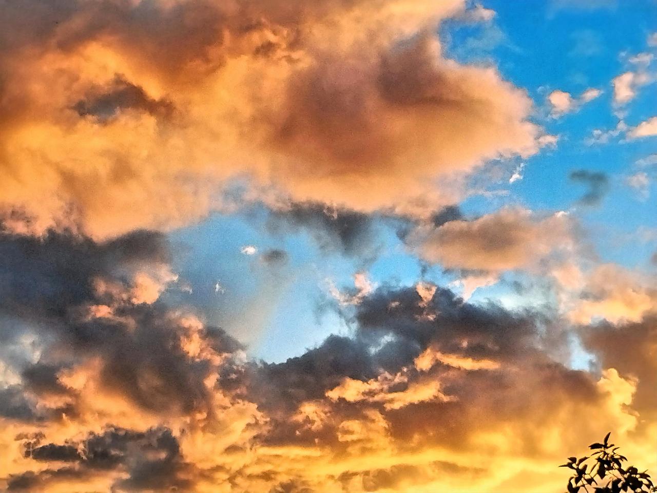 夕阳西下，云卷云舒，美不胜收！
