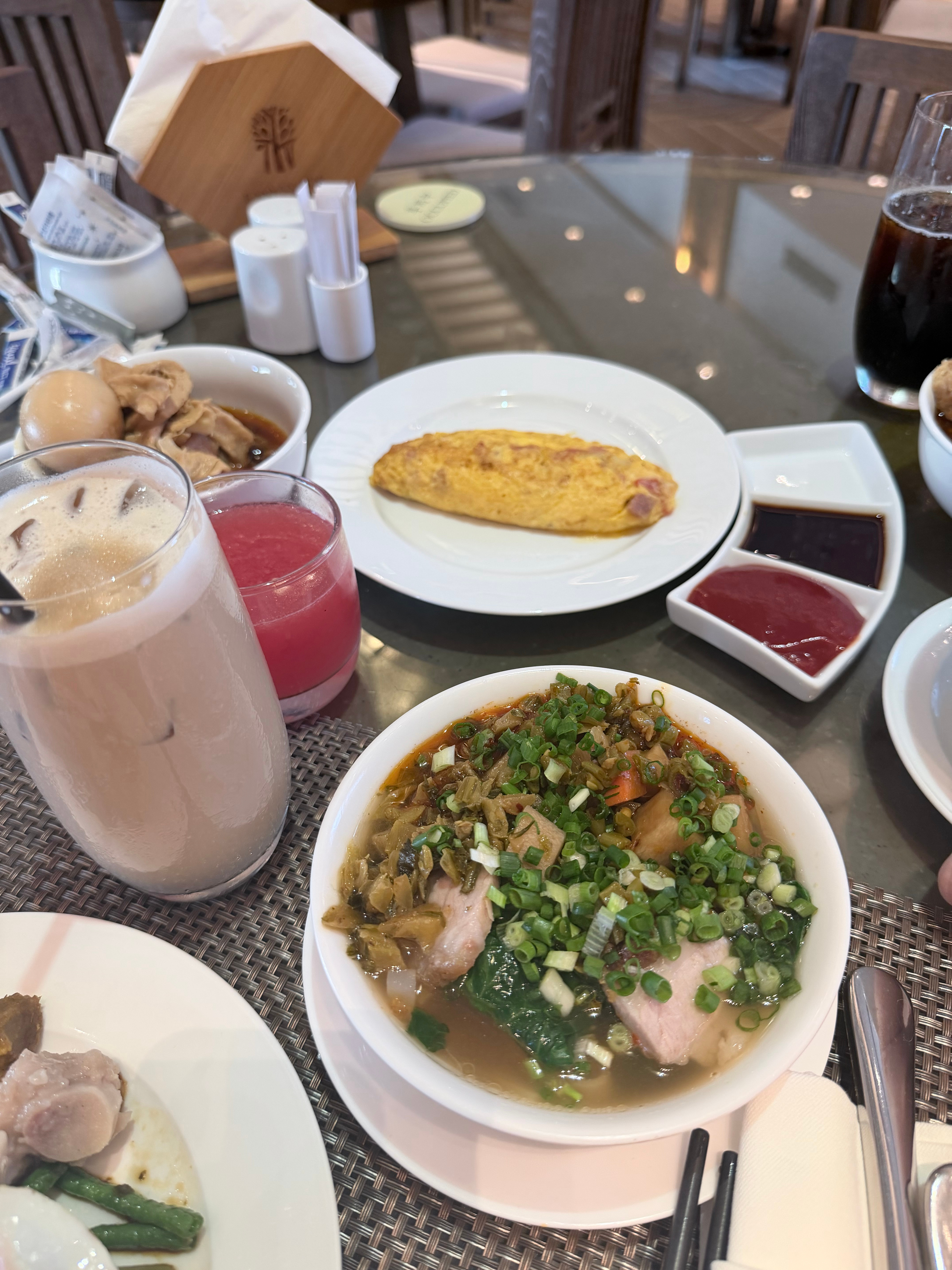 整个酒店都像给外国人服务的 吗的早餐还有冰淇淋 西餐好吃过中餐 匪夷所思 不过桂