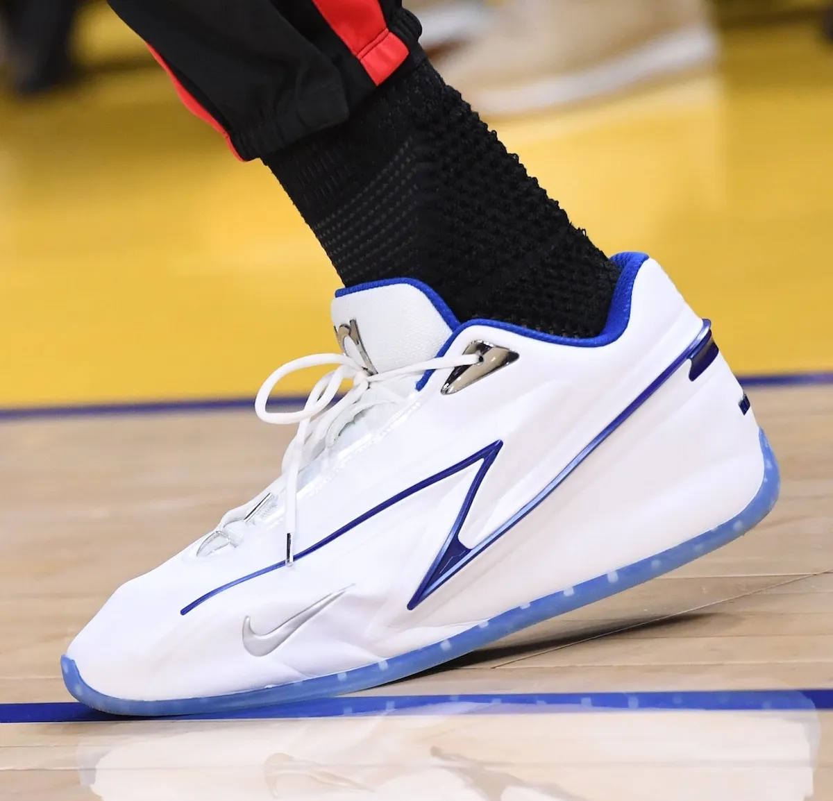 杜兰特近日上脚一双全新的 Nike KD 19 PE，设计致敬经典的 Air J