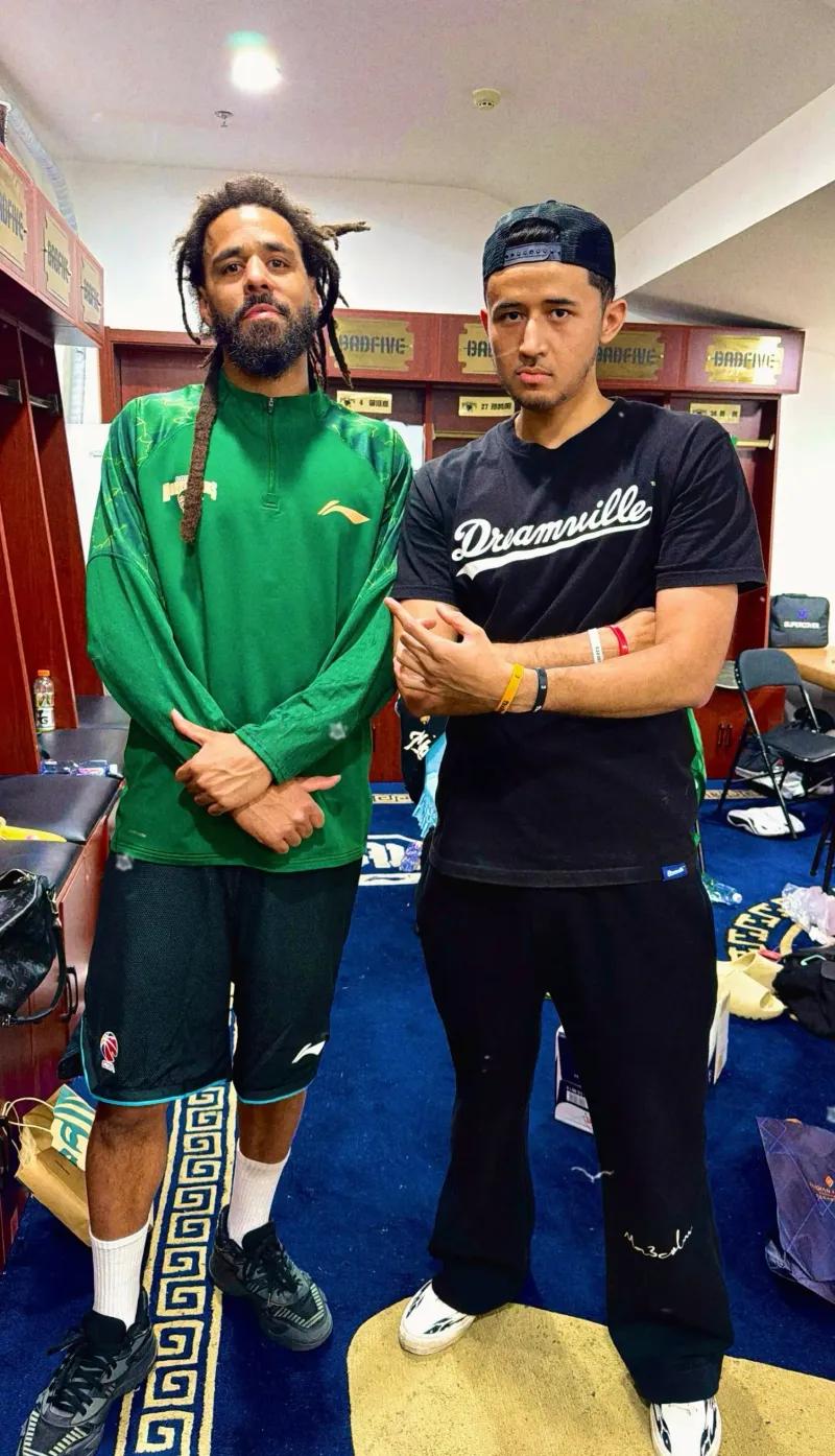 卡米然晒与J.cole合照：追梦者的路不同，但总有一天会相遇
4月03日讯，在C